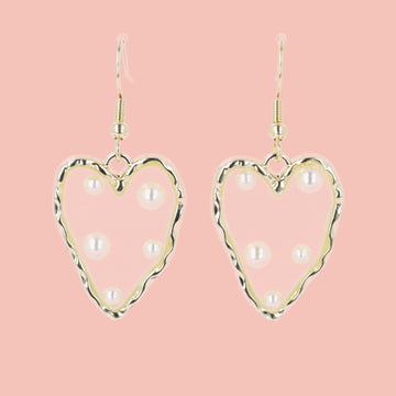  heart-shaped earrings featuring a stunning gold outline and a transparent middle filled with shimmering pearls